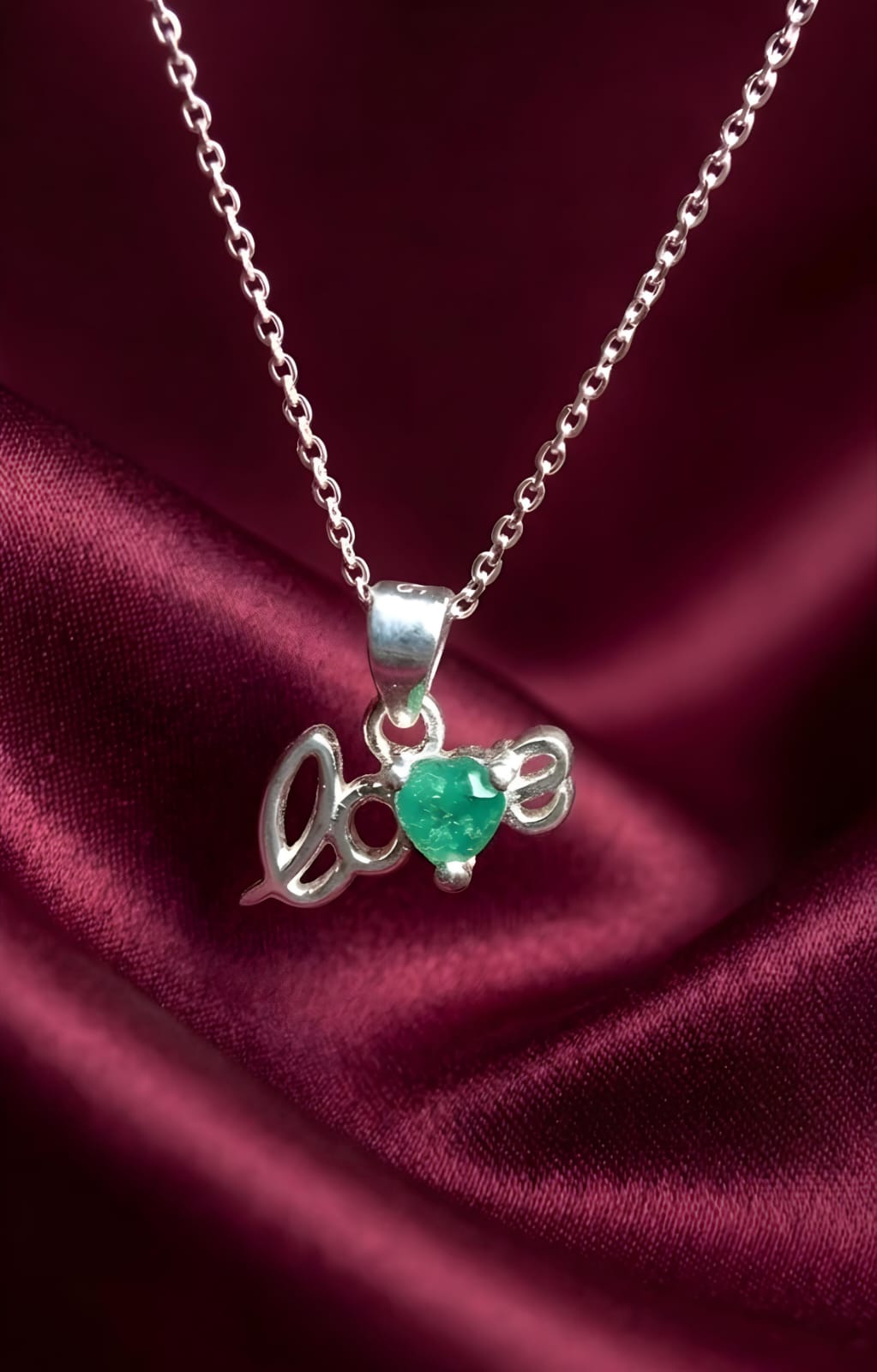 Colgante Love en Plata 925 con esmeralda en forma de corazón (Vendido)