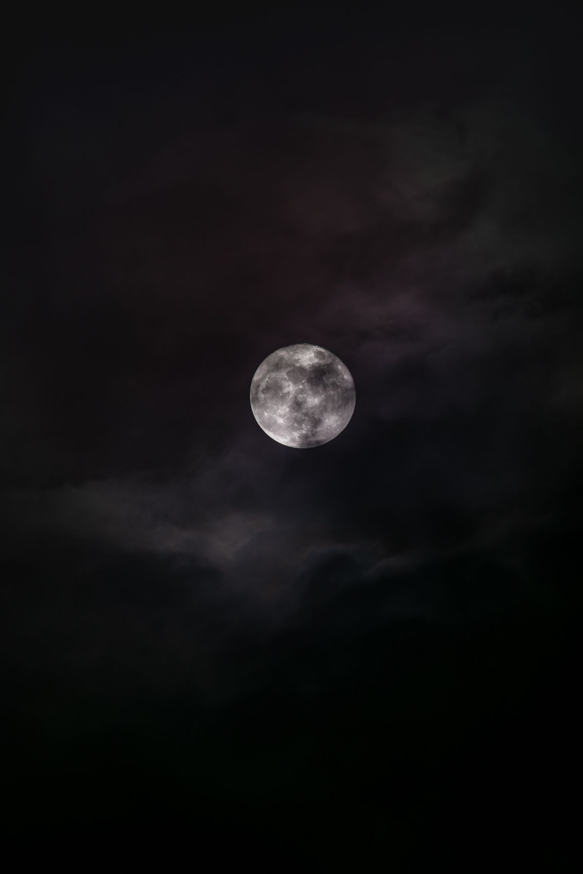 Luna llena entre nubes púrpuras de noche, ritual de luna llena